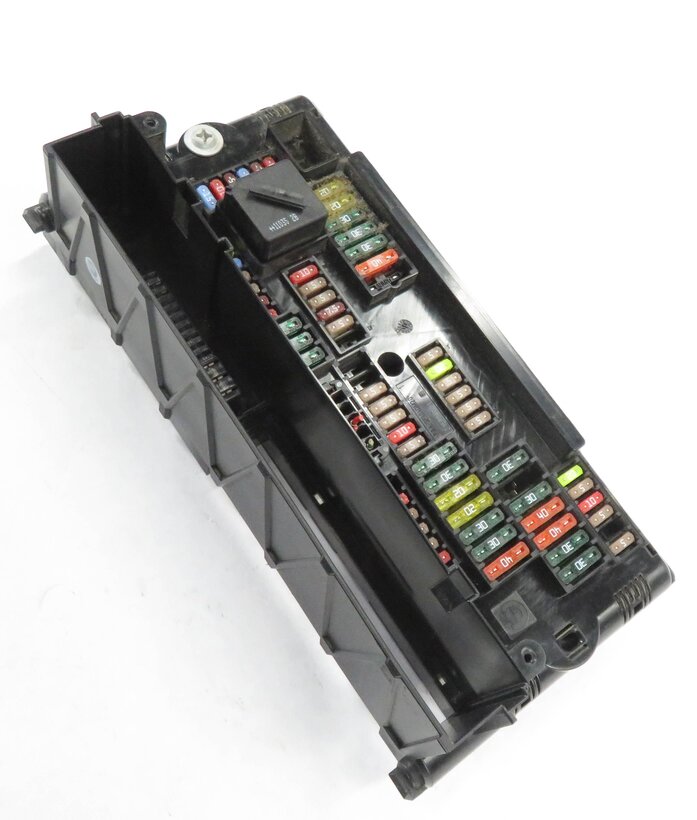 2011 BMW 750i (F01) FRONT POWER DISTRIBUTION RELAY FUSE BOX