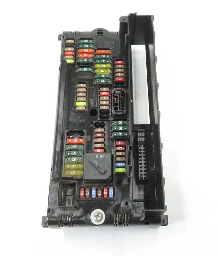 Thumbnail 3: 2011 BMW 750i (F01) FRONT POWER DISTRIBUTION RELAY FUSE BOX