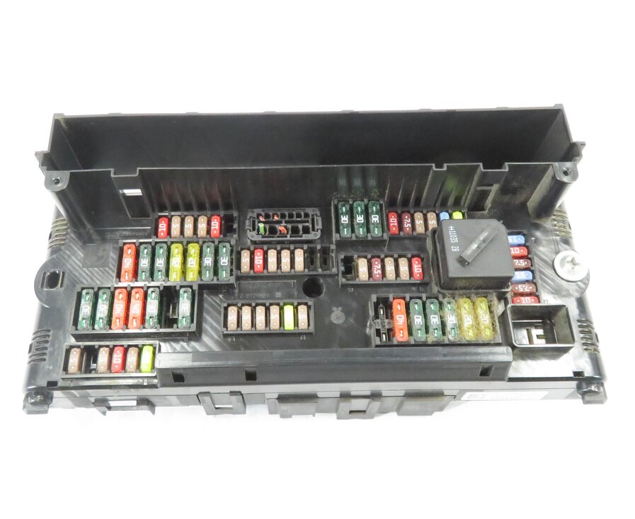 Thumbnail 4: 2011 BMW 750i (F01) FRONT POWER DISTRIBUTION RELAY FUSE BOX