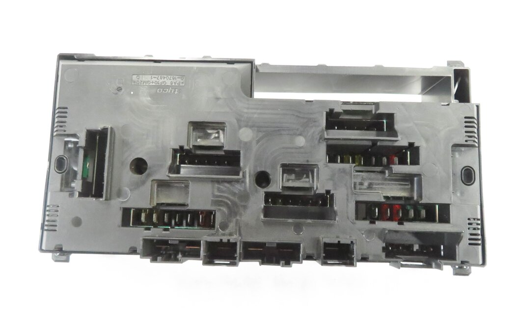 Thumbnail 5: 2011 BMW 750i (F01) FRONT POWER DISTRIBUTION RELAY FUSE BOX