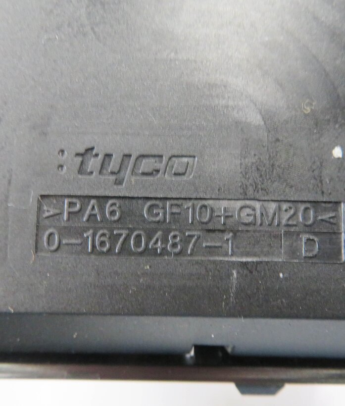 Thumbnail 6: 2011 BMW 750i (F01) FRONT POWER DISTRIBUTION RELAY FUSE BOX