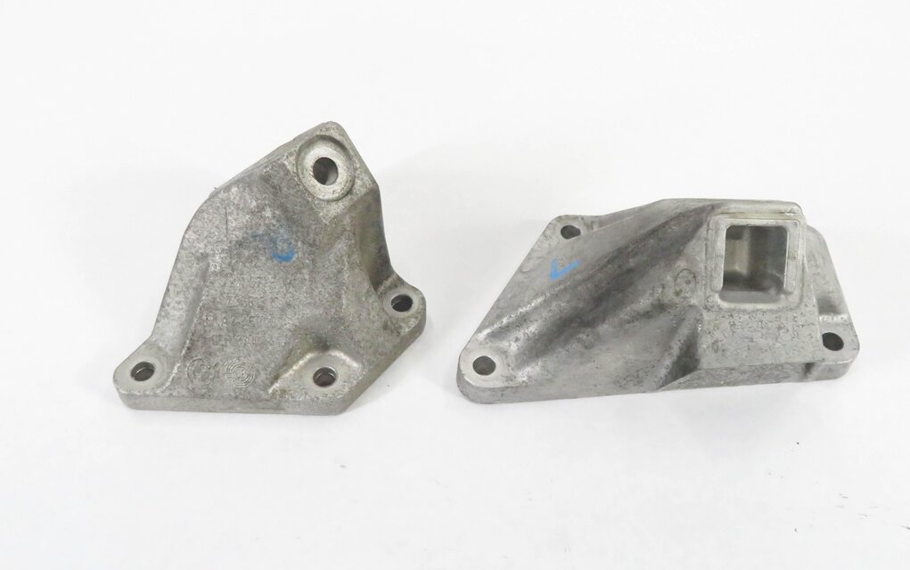 Thumbnail 2: 2011 BMW 750i (F01) 4.4L N63 TWIN TURBO MOTOR - LEFT & RIGHT ENGINE BRACKET SET