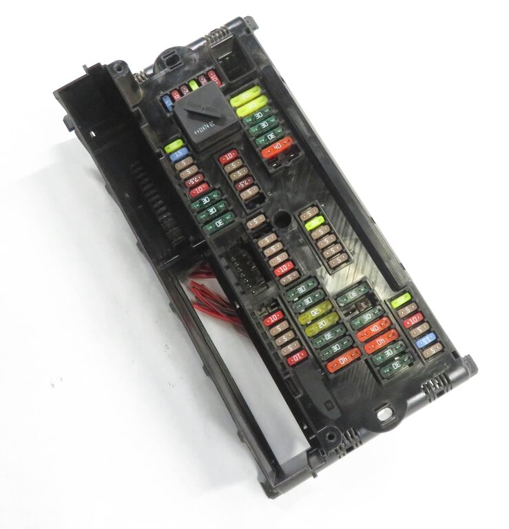 2012 BMW 528i (F10) FRONT POWER DISTRIBUTION RELAY FUSE BOX