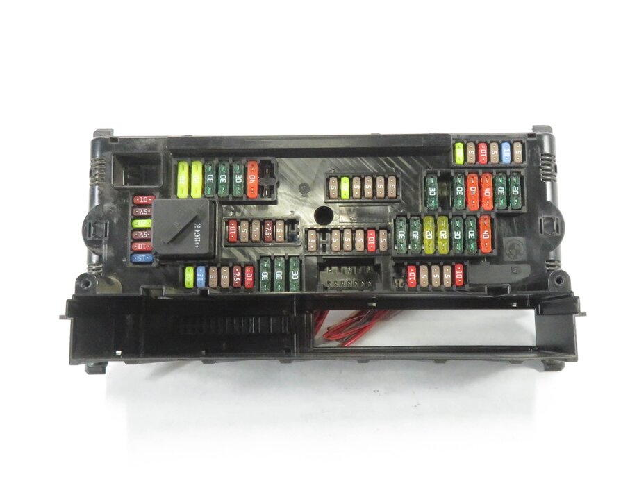 Thumbnail 2: 2012 BMW 528i (F10) FRONT POWER DISTRIBUTION RELAY FUSE BOX