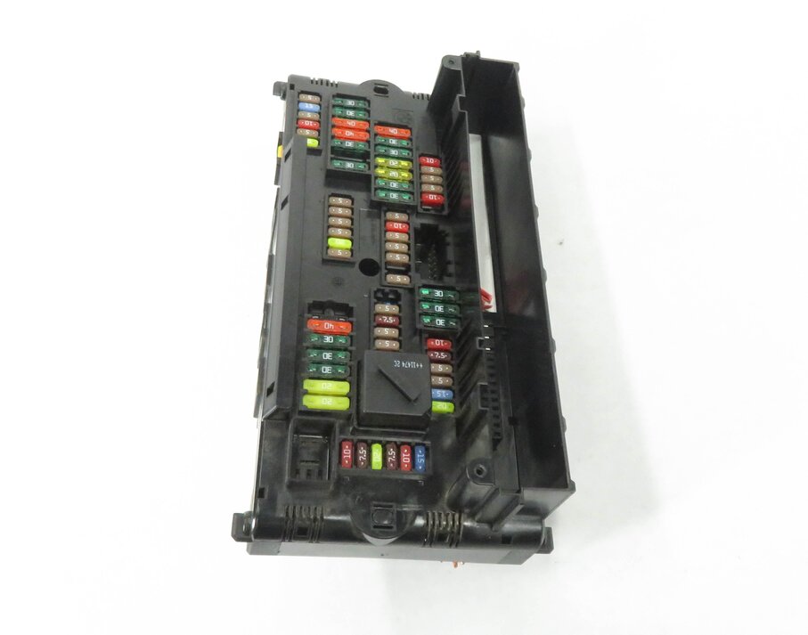Thumbnail 3: 2012 BMW 528i (F10) FRONT POWER DISTRIBUTION RELAY FUSE BOX