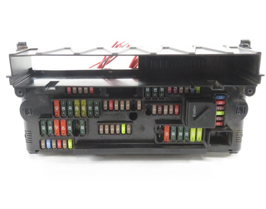 Thumbnail 4: 2012 BMW 528i (F10) FRONT POWER DISTRIBUTION RELAY FUSE BOX