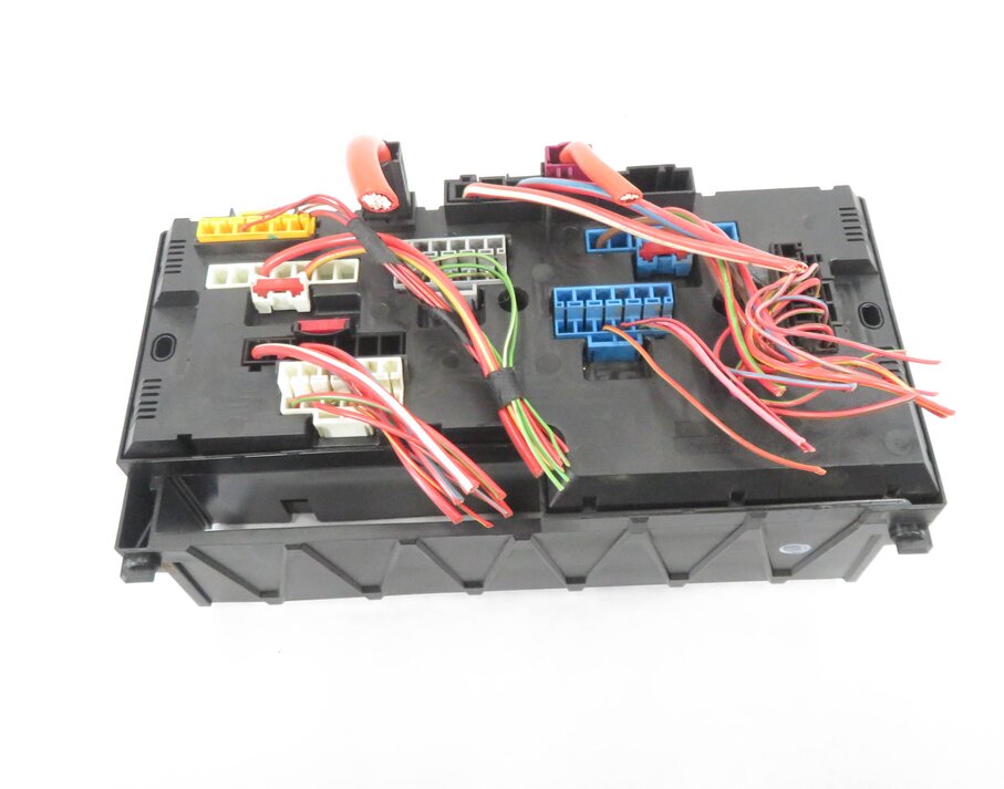 Thumbnail 5: 2012 BMW 528i (F10) FRONT POWER DISTRIBUTION RELAY FUSE BOX