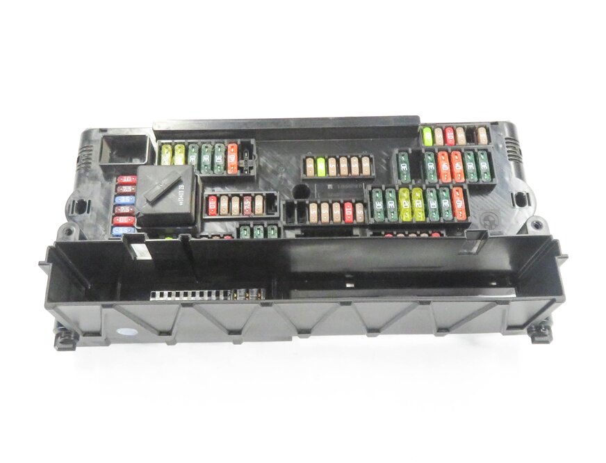 Thumbnail 2: 2011 BMW ACTIVE HYBRID 7 (F04) FRONT POWER DISTRIBUTION RELAY FUSE BOX
