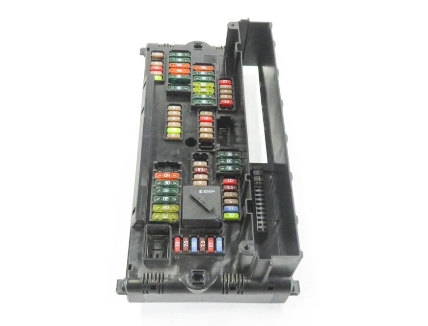 Thumbnail 3: 2011 BMW ACTIVE HYBRID 7 (F04) FRONT POWER DISTRIBUTION RELAY FUSE BOX