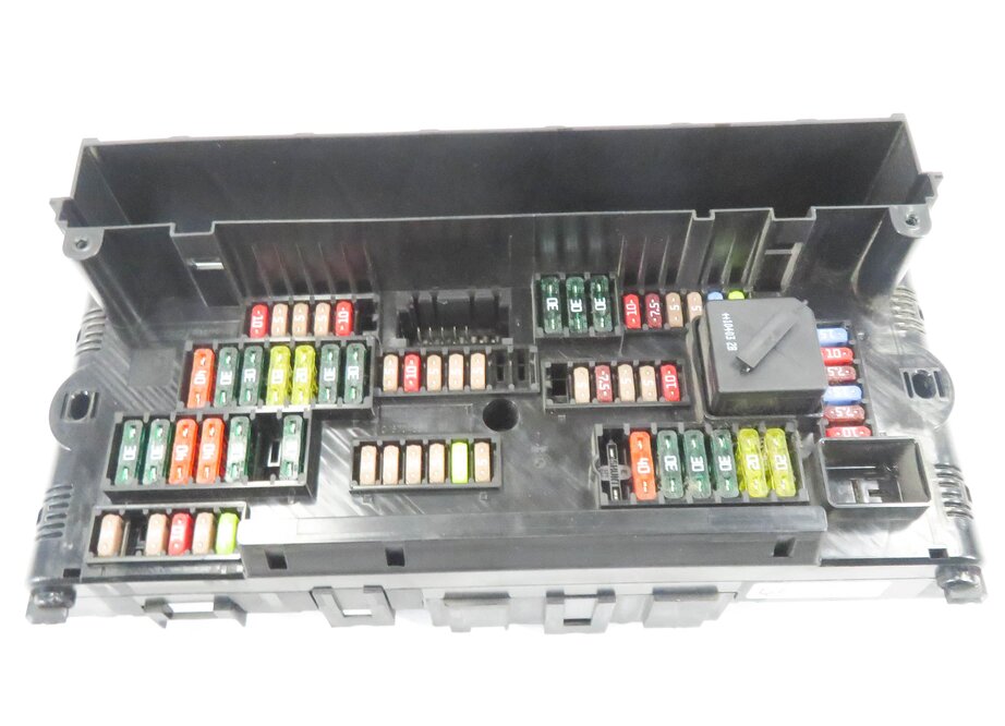 Thumbnail 4: 2011 BMW ACTIVE HYBRID 7 (F04) FRONT POWER DISTRIBUTION RELAY FUSE BOX