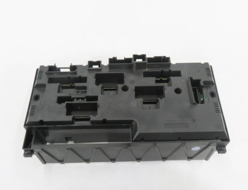 Thumbnail 6: 2011 BMW ACTIVE HYBRID 7 (F04) FRONT POWER DISTRIBUTION RELAY FUSE BOX