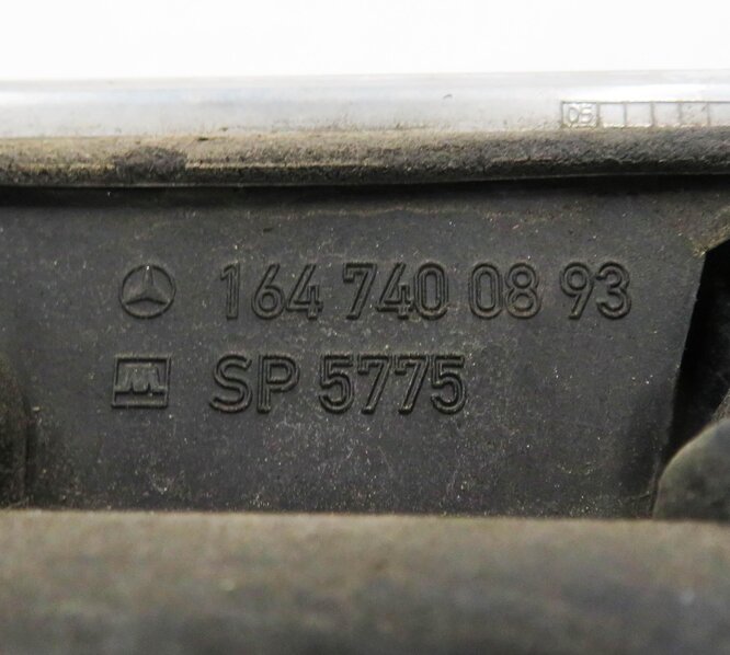 Thumbnail 7: 2007 MERCEDES ML350 (W164) REAR TRUNK RELEASE HANDLE LICENSE LIGHT PANEL