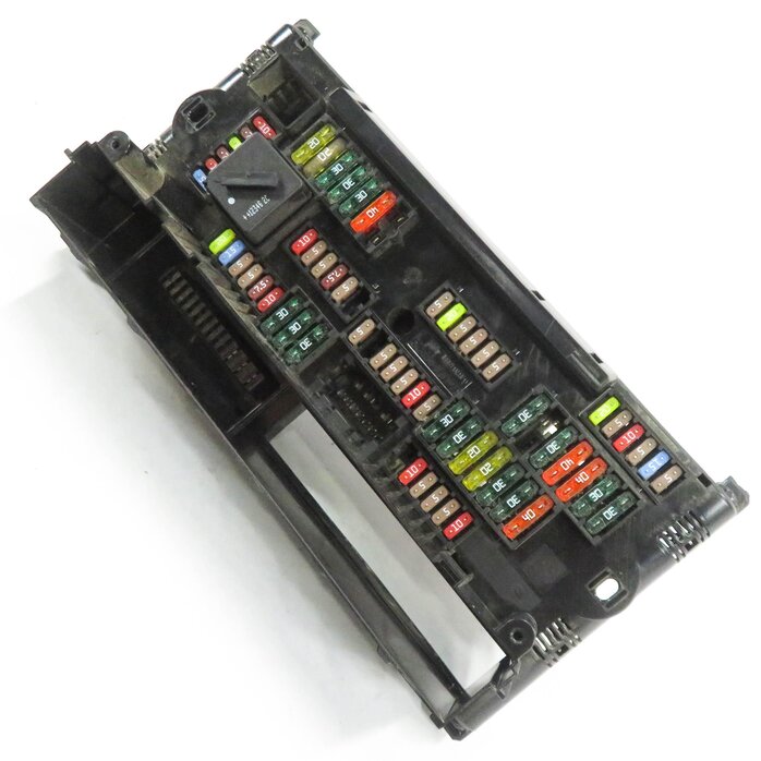 2013 BMW 535i (F10) FRONT POWER DISTRIBUTION RELAY FUSE BOX