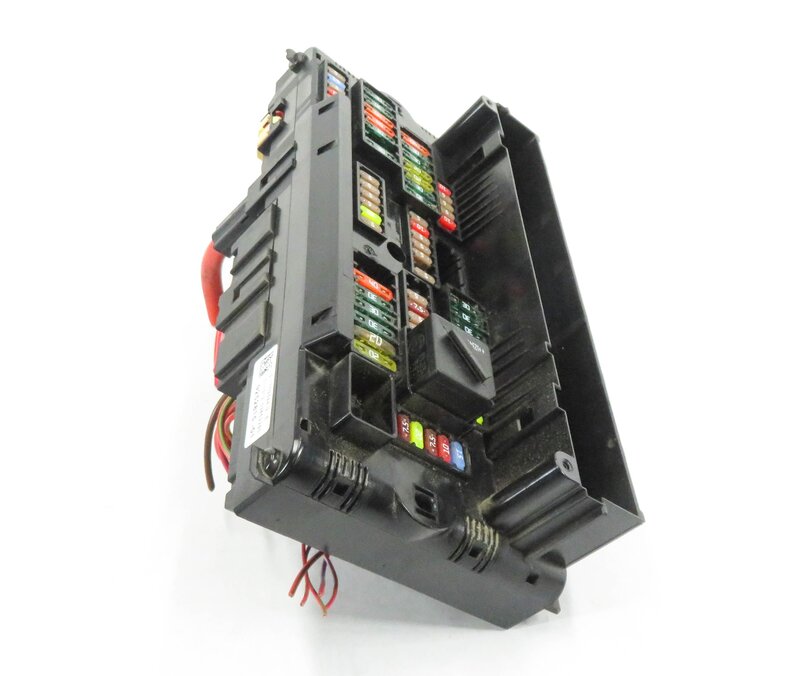 Thumbnail 3: 2013 BMW 535i (F10) FRONT POWER DISTRIBUTION RELAY FUSE BOX