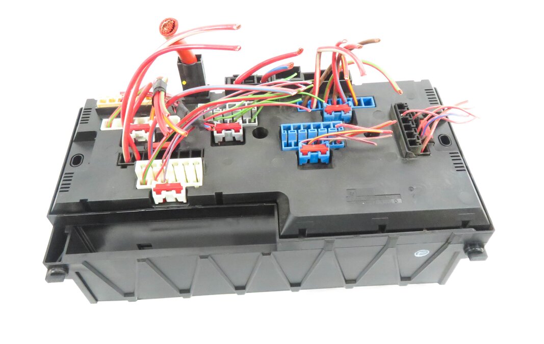 Thumbnail 4: 2013 BMW 535i (F10) FRONT POWER DISTRIBUTION RELAY FUSE BOX
