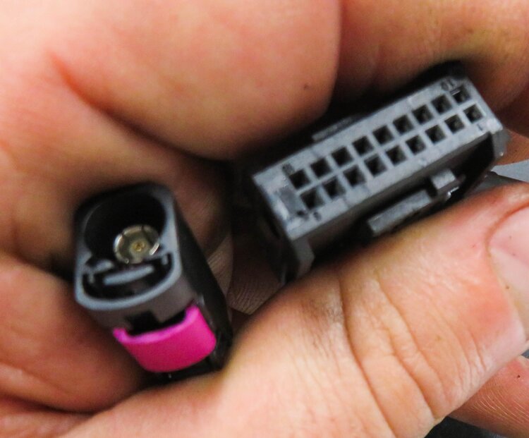 Thumbnail 6: 2012 BMW 740i (F01) FRONT CENTER CONSOLE CELL PHONE SNAP IN CRADLE CHARGER