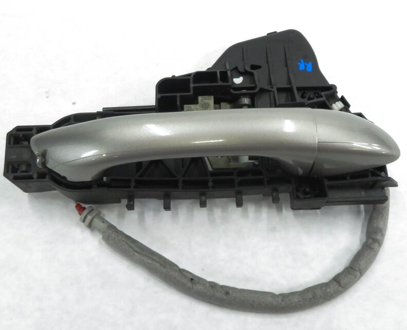 Thumbnail 4: 2006 MERCEDES ML350 (W164) RIGHT REAR EXTERIOR DOOR HANDLE (CUBANITE SILVER)