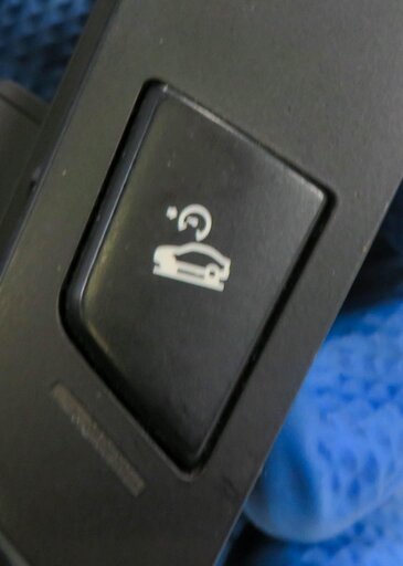 Thumbnail 9: 2011 BMW 535i (F10) FRONT SHIFTER TRIM w/ TRACTION CONTROL & HILL DECENT BUTTON