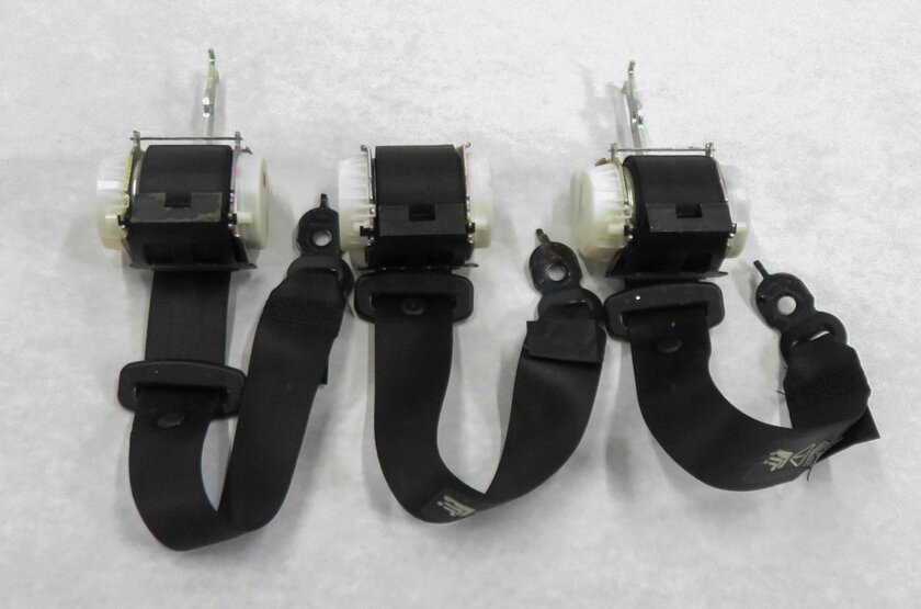 Thumbnail 2: 2011 BMW 535i (F10) REAR - LEFT / CENTER / RIGHT SEATBELT RETRACTOR SET (BLACK)