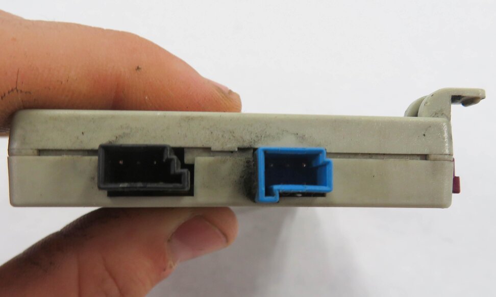 Thumbnail 6: 2008 BMW M3 (E93) CONVERTIBLE - RADIO STEREO DIVERSITY ANTENNA AMPLIFIER MODULE