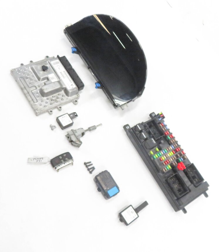 Thumbnail 1: 10-12 RANGE ROVER (L322) 5.0L SUPERCHARGED ENGINE IMMOBILIZER MODULE KEY SET