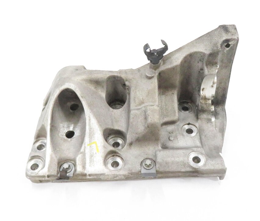 Thumbnail 2: 2011 PORSCHE CAYENNE (958) 4.8L M48 V8 - LEFT FRONT ENGINE MOUNT BRACKET
