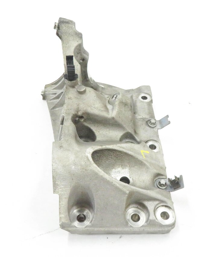 Thumbnail 3: 2011 PORSCHE CAYENNE (958) 4.8L M48 V8 - LEFT FRONT ENGINE MOUNT BRACKET