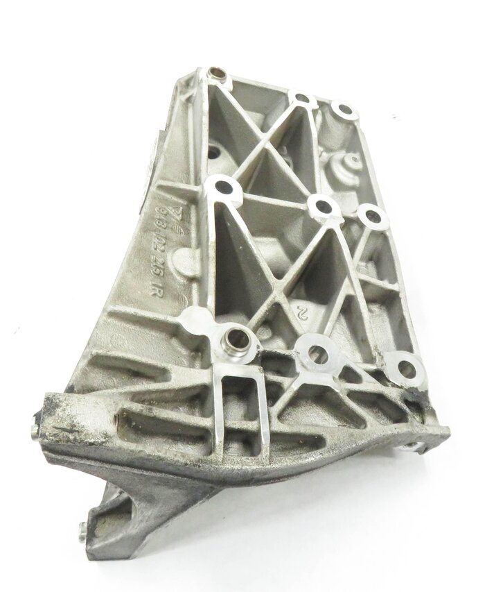 Thumbnail 5: 2011 PORSCHE CAYENNE (958) 4.8L M48 V8 - LEFT FRONT ENGINE MOUNT BRACKET
