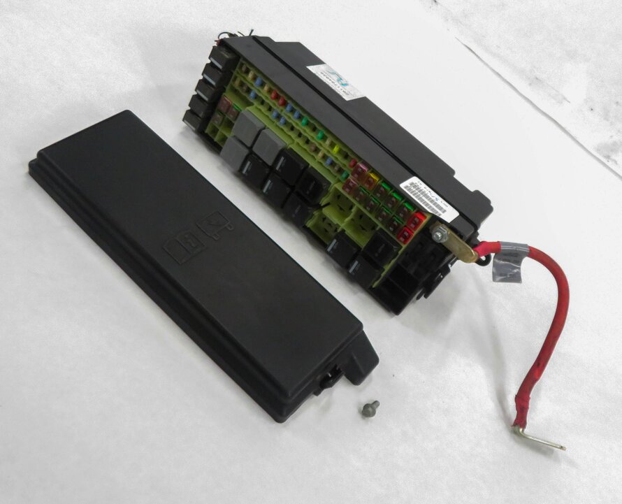2010-2013 LAND ROVER LR4 5.0L V8 ENGINE POSITIVE POWER JUNCTION FUSE RELAY BOX
