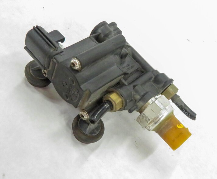 2012 LAND ROVER LR4 - CENTER LEFT REAR AIR SUSPENSION VALVE BLOCK