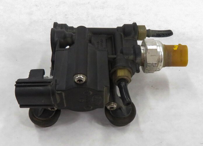 Thumbnail 2: 2012 LAND ROVER LR4 - CENTER LEFT REAR AIR SUSPENSION VALVE BLOCK