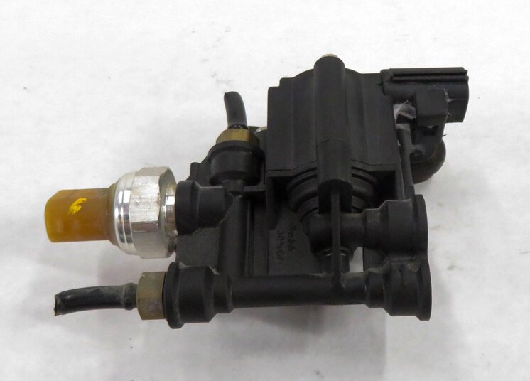 Thumbnail 4: 2012 LAND ROVER LR4 - CENTER LEFT REAR AIR SUSPENSION VALVE BLOCK