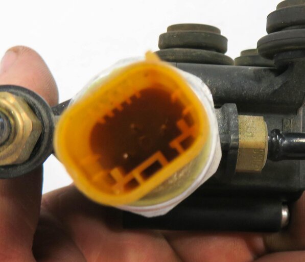 Thumbnail 5: 2012 LAND ROVER LR4 - CENTER LEFT REAR AIR SUSPENSION VALVE BLOCK