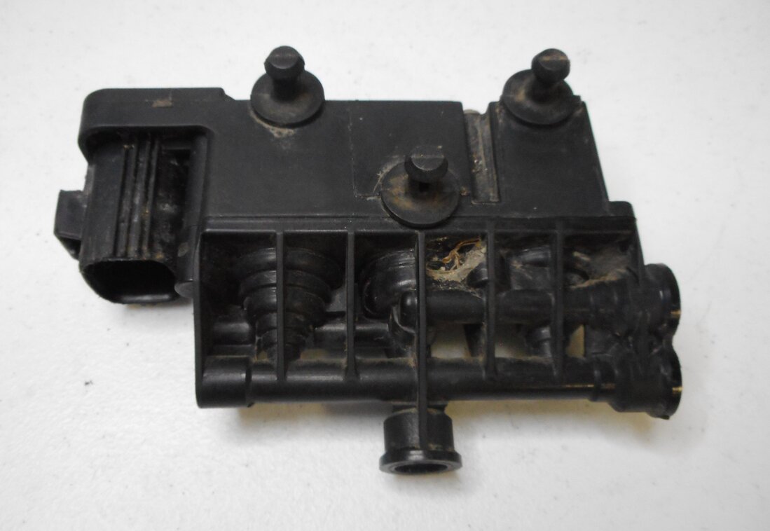 Thumbnail 12: 2012 LAND ROVER LR4 - LEFT DRIVER REAR AIR SUSPENSION VALVE BLOCK