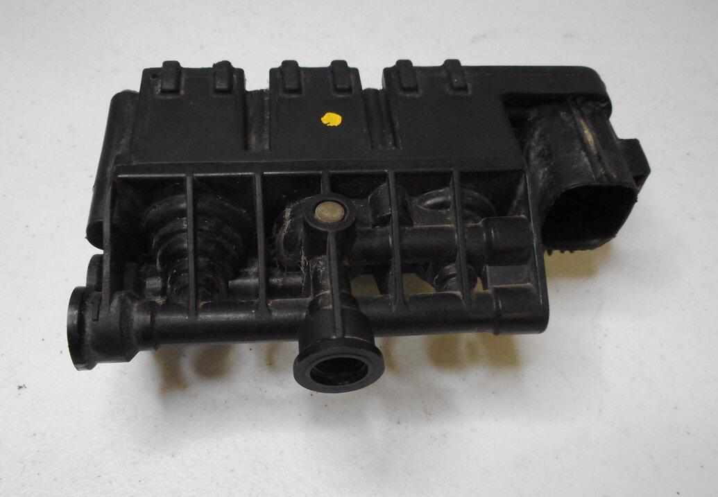 Thumbnail 9: 2012 LAND ROVER LR4 - LEFT DRIVER REAR AIR SUSPENSION VALVE BLOCK