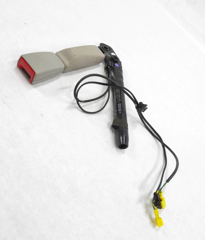 08-14 MERCEDES CL550 CL600 S550 S600 - RIGHT FRONT SEATBELT RECEIVER (GRAY)
