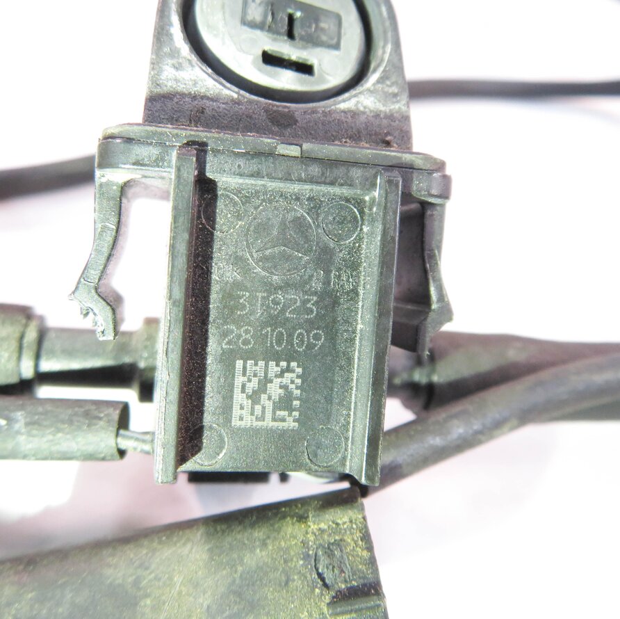 Thumbnail 6: 2010 MERCEDES BENZ E550 (C207) FRONT WINDSHIELD WIPER SQUIRTER NOZZLE SET-2