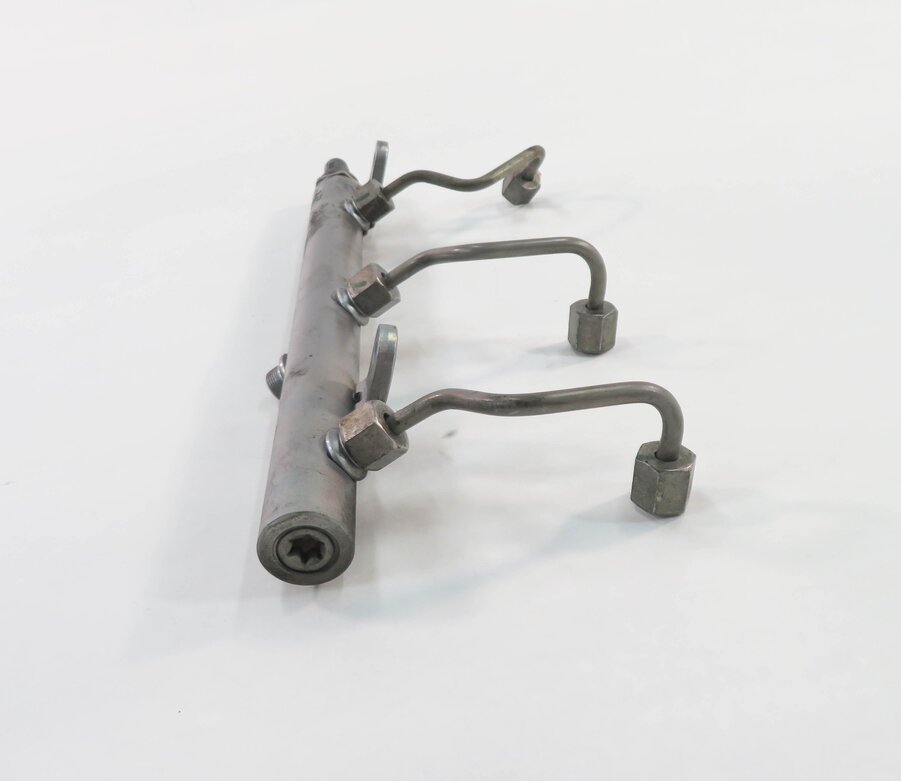 Thumbnail 4: 2009 MERCEDES ML320 (W164) 3.0L OM642 DIESEL - RIGHT ENGINE FUEL RAIL w/ LINES