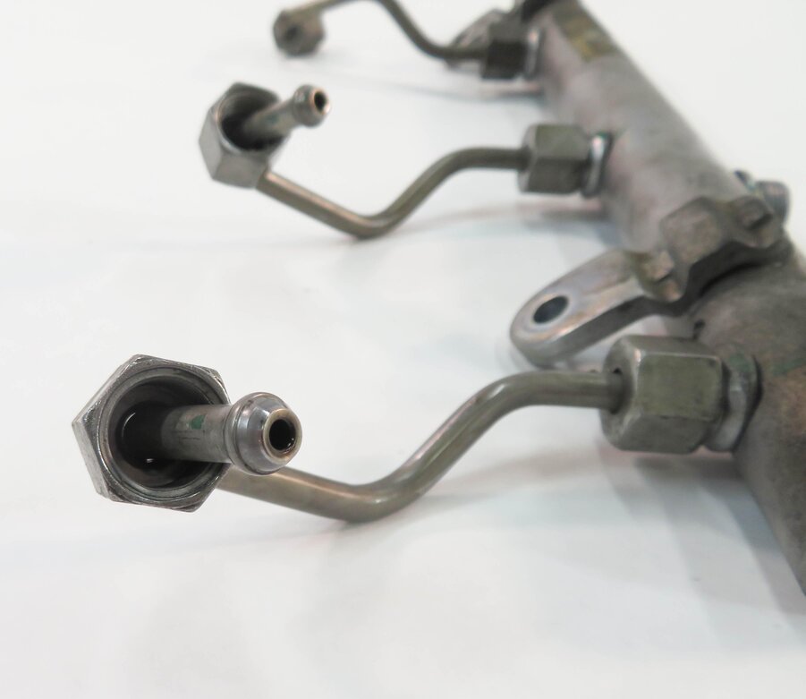 Thumbnail 6: 2009 MERCEDES ML320 (W164) 3.0L OM642 DIESEL - RIGHT ENGINE FUEL RAIL w/ LINES