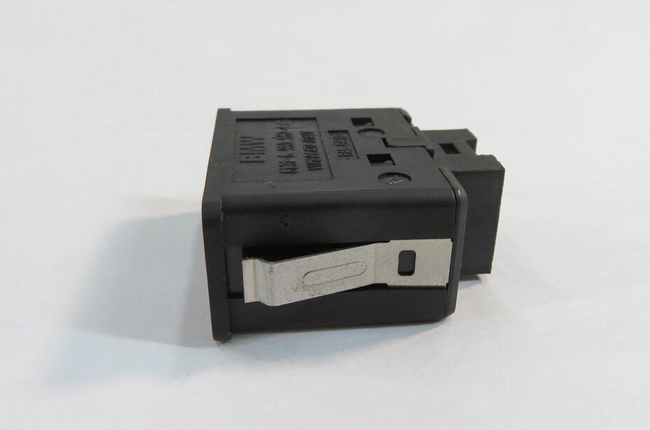 Thumbnail 4: 2009 BMW X5 (E70) REAR MEDIA AUDIO HEADPHONE JACK