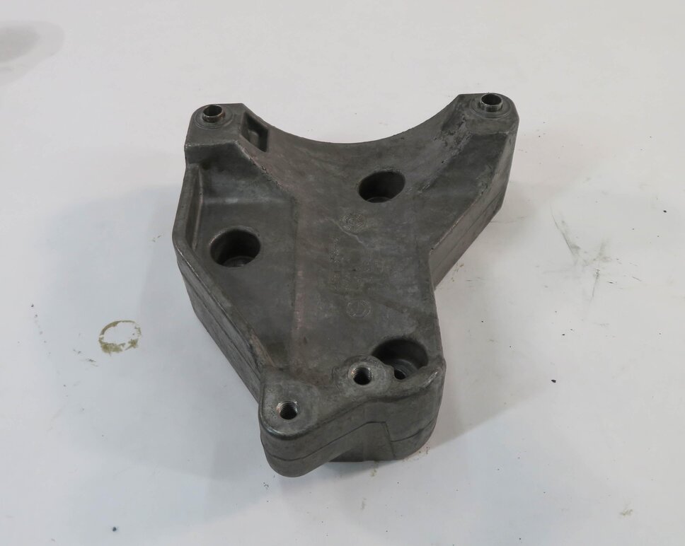 Thumbnail 2: 2009 BMW X5 (E70) 3.0L M57Y DIESEL ENGINE - A/C COMPRESSOR PUMP MOUNT BRACKET