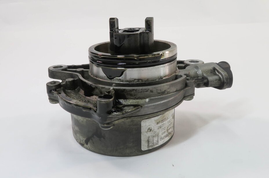 Thumbnail 2: 2009-2013 BMW X5 335D (E70 E90) 3.0L M57Y TURBO DIESEL ENGINE BRAKE VACUUM PUMP