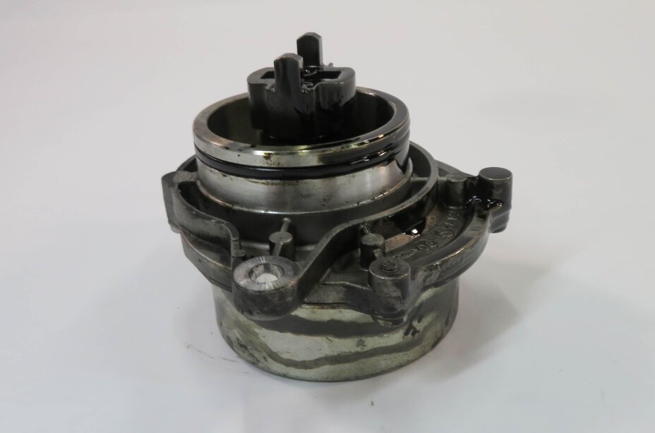 Thumbnail 3: 2009-2013 BMW X5 335D (E70 E90) 3.0L M57Y TURBO DIESEL ENGINE BRAKE VACUUM PUMP