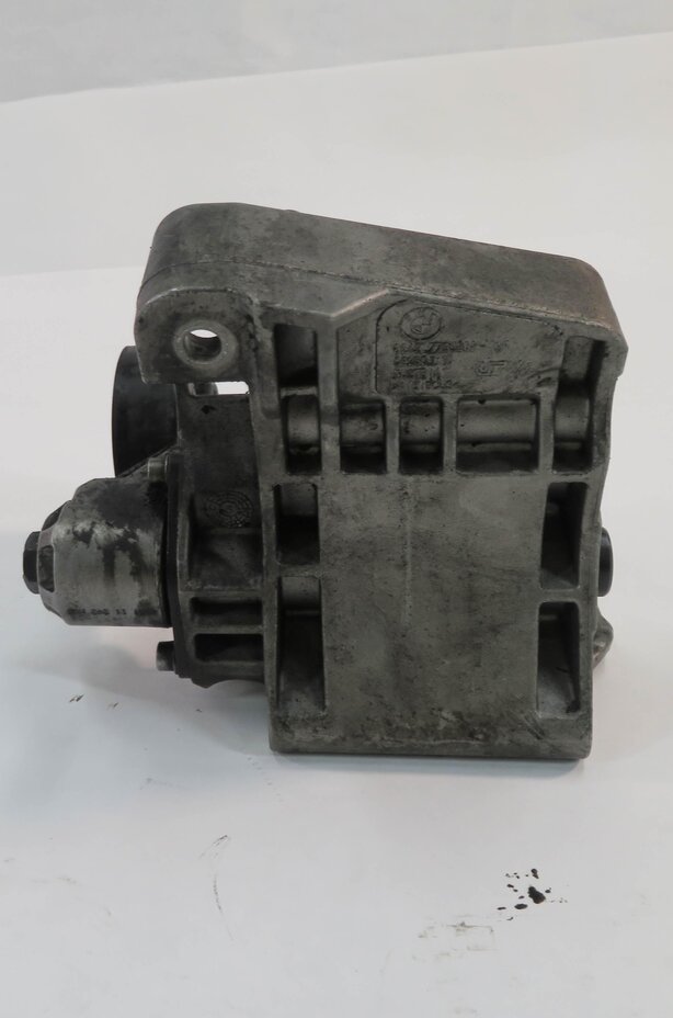 Thumbnail 2: 2009 BMW X5 (E70) 3.0L M57Y DIESEL ENGINE - POWER STEERING PUMP MOUNT BRACKET