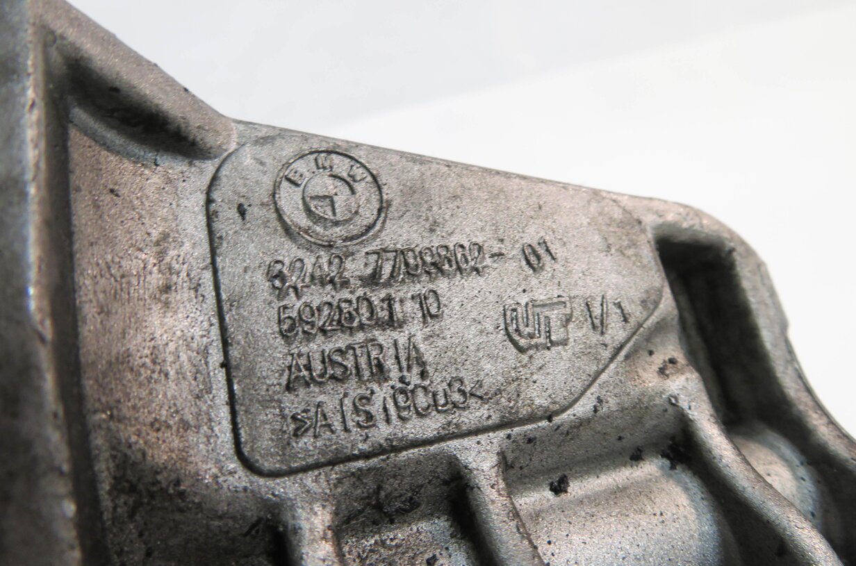 Thumbnail 7: 2009 BMW X5 (E70) 3.0L M57Y DIESEL ENGINE - POWER STEERING PUMP MOUNT BRACKET