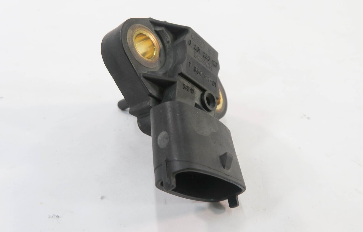 Thumbnail 3: 2006 BMW M5 ///M (E60) 5.0L S85 V10 - MANIFOLD ABSOLUTE PRESSURE SENSOR (MAP)