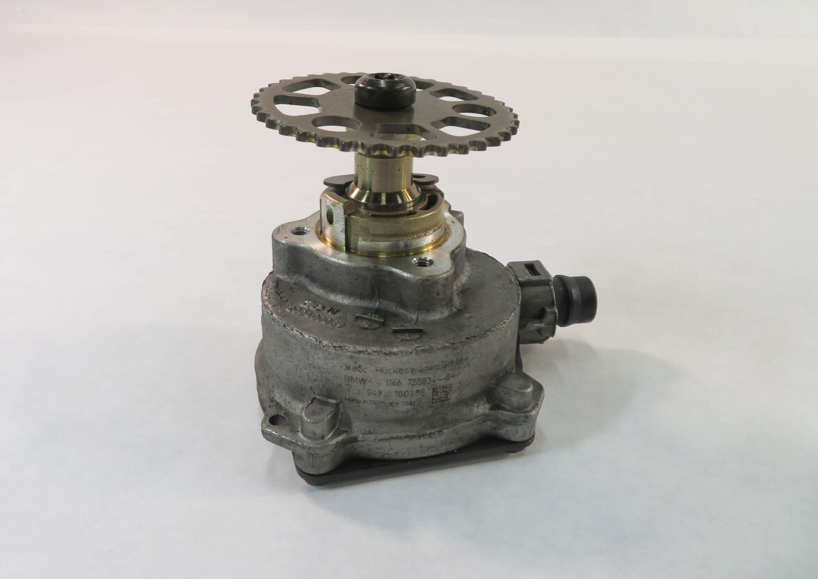 Thumbnail 1: 2007-2013 BMW 128i 323i 328i 528i X3 X5 Z4 (E87 E90 E60 F25 E70 E89) VACUUM PUMP
