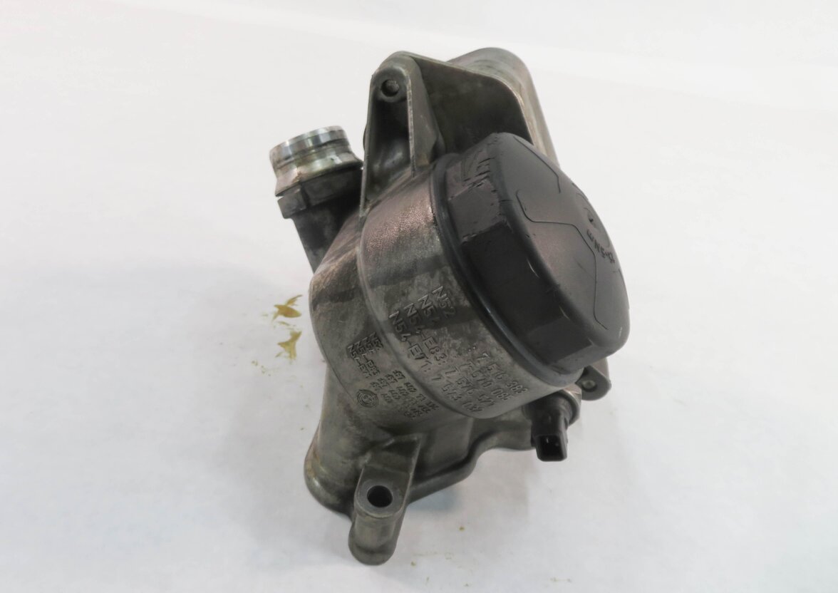 Thumbnail 4: 2008 BMW X5 (E70) 3.0L N52 ENGINE - OIL FILTER ADAPTER w/ COOLER