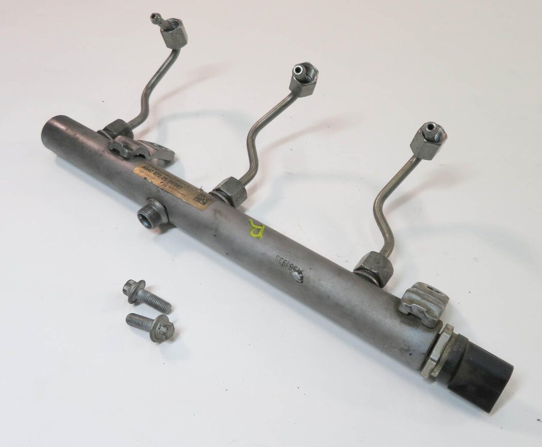 Thumbnail 1: 2011 MERCEDES E350 (W212) 3.0L OM642 DIESEL ENGINE - RIGHT FUEL RAIL w/ LINES