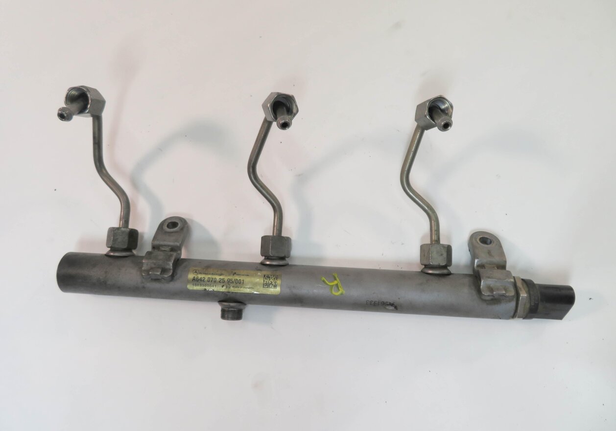 Thumbnail 2: 2011 MERCEDES E350 (W212) 3.0L OM642 DIESEL ENGINE - RIGHT FUEL RAIL w/ LINES